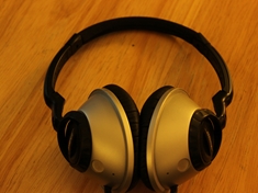 Full frontal. Very sleek design for a pair of headphones.